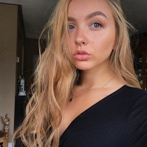 Meet your Posher, Larissa